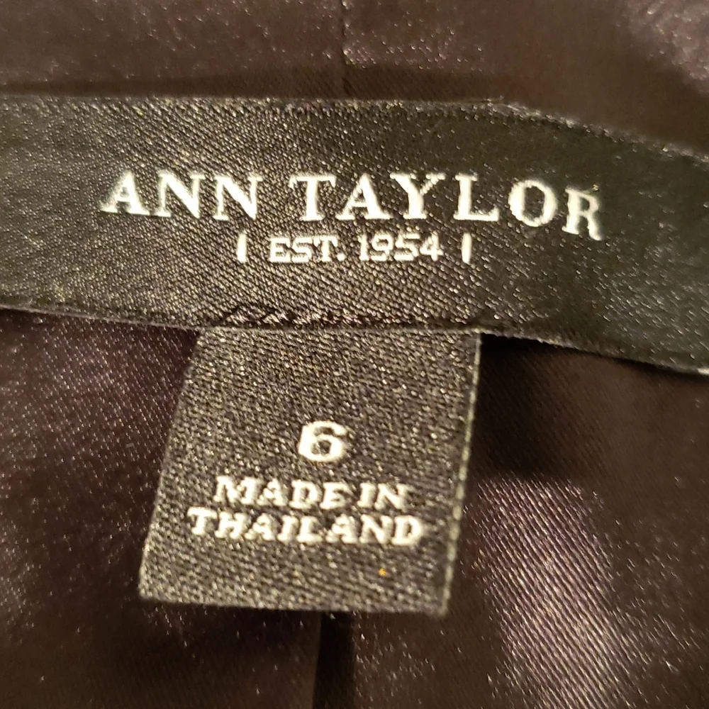 Ann Taylor Loft blazer in a size 6. Excellent condition. It is blue and black - Picture 6 of 8